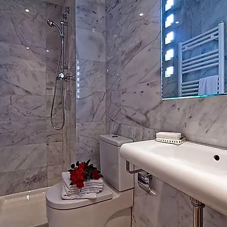 Flat For 8 W/shared Pool Near The :born Area Appartement Barcelona